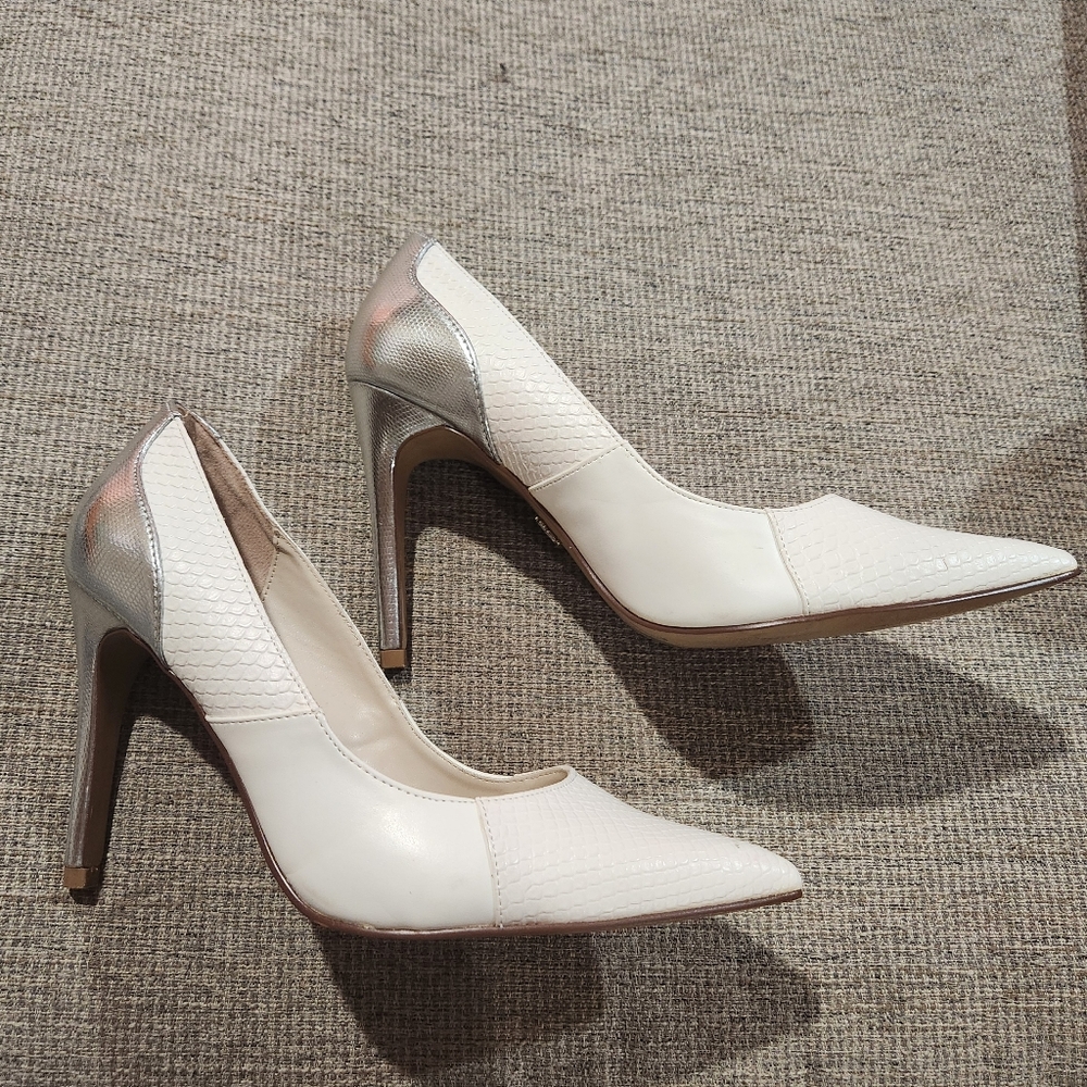 Rock & Republic faux snake skin silver white high heels size 8